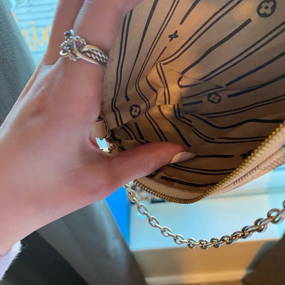 Louis Vuitton - Picture 3 of 7